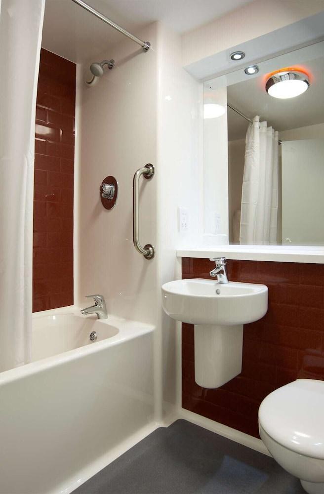 Travelodge London Woolwich Экстерьер фото