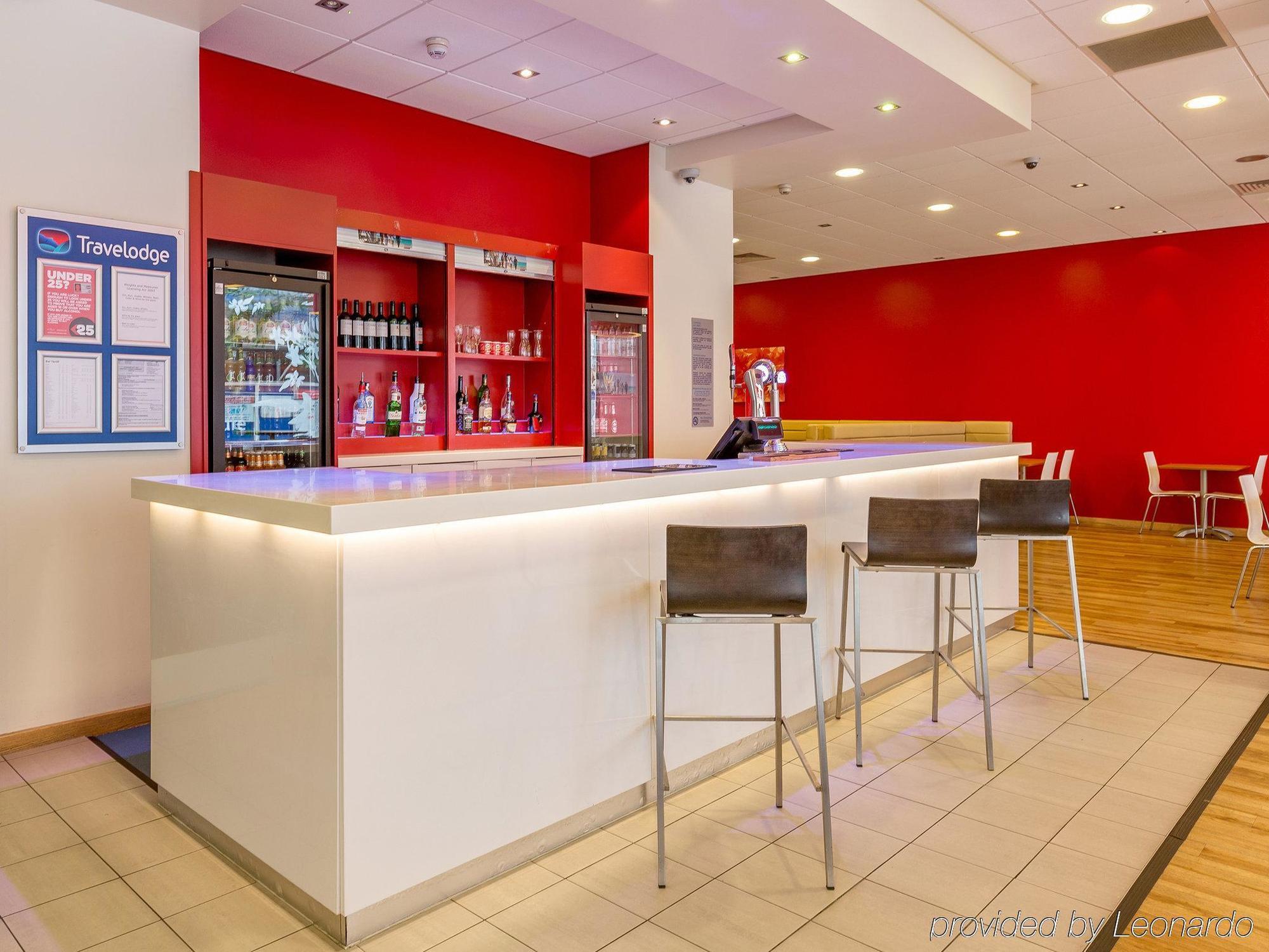 Travelodge London Woolwich Экстерьер фото
