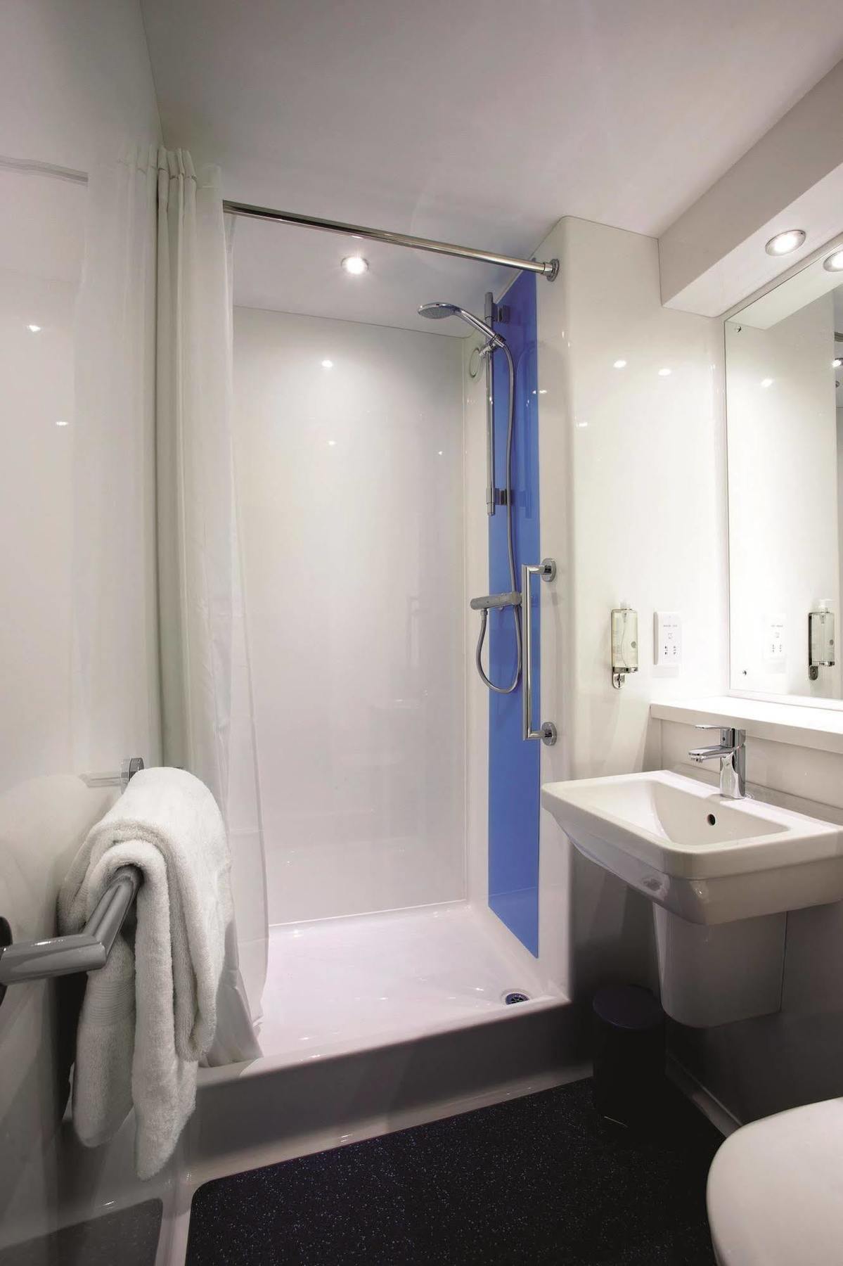Travelodge London Woolwich Экстерьер фото