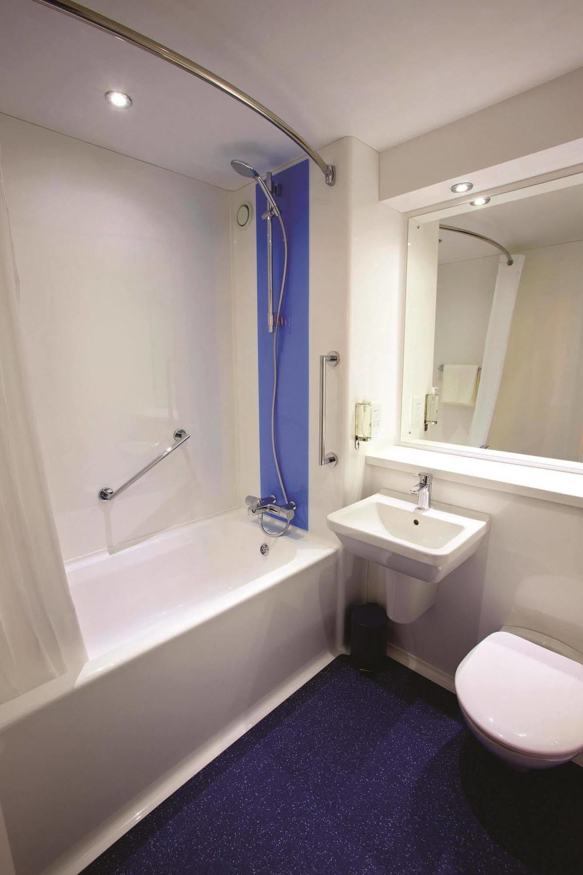 Travelodge London Woolwich Экстерьер фото